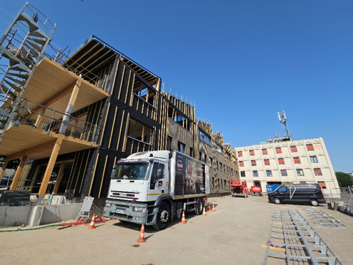 Camion-atelier Uretek devant le bâtiment