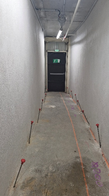 Pose des canules d'injection dans le couloir du parking