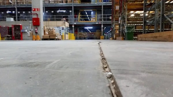 Fissure dans le sol industriel