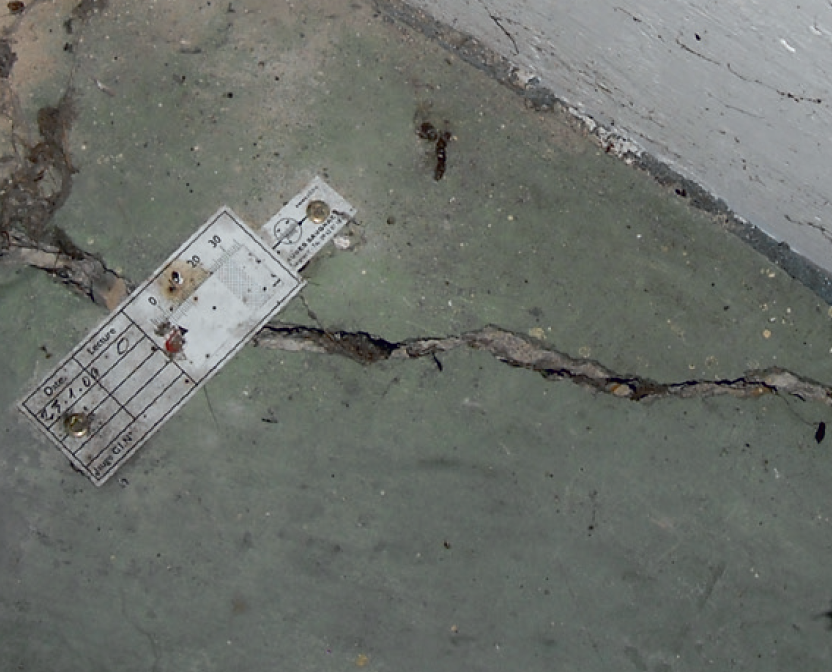 fissure sur le dallage de l'entrepôt