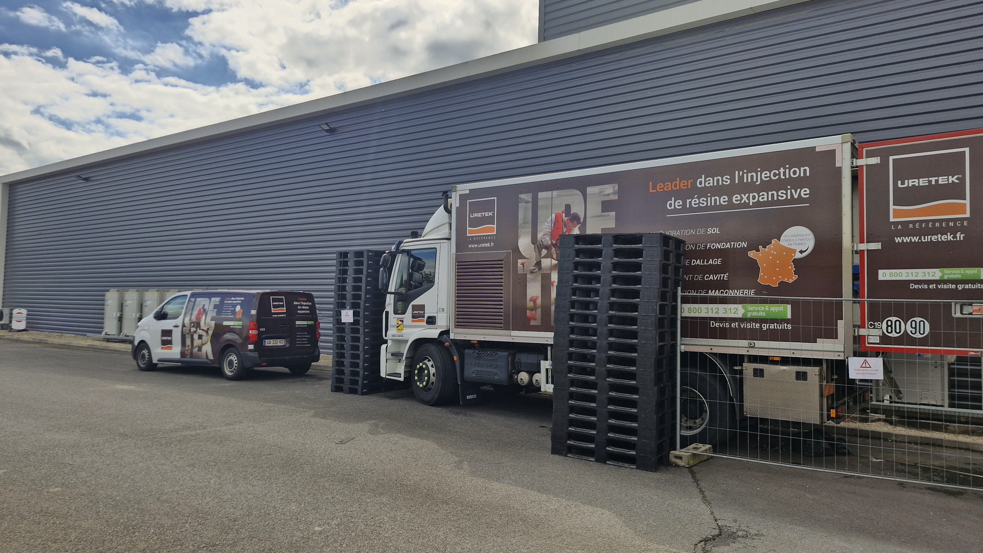Camion-atelier Uretek devant l'entrepôt