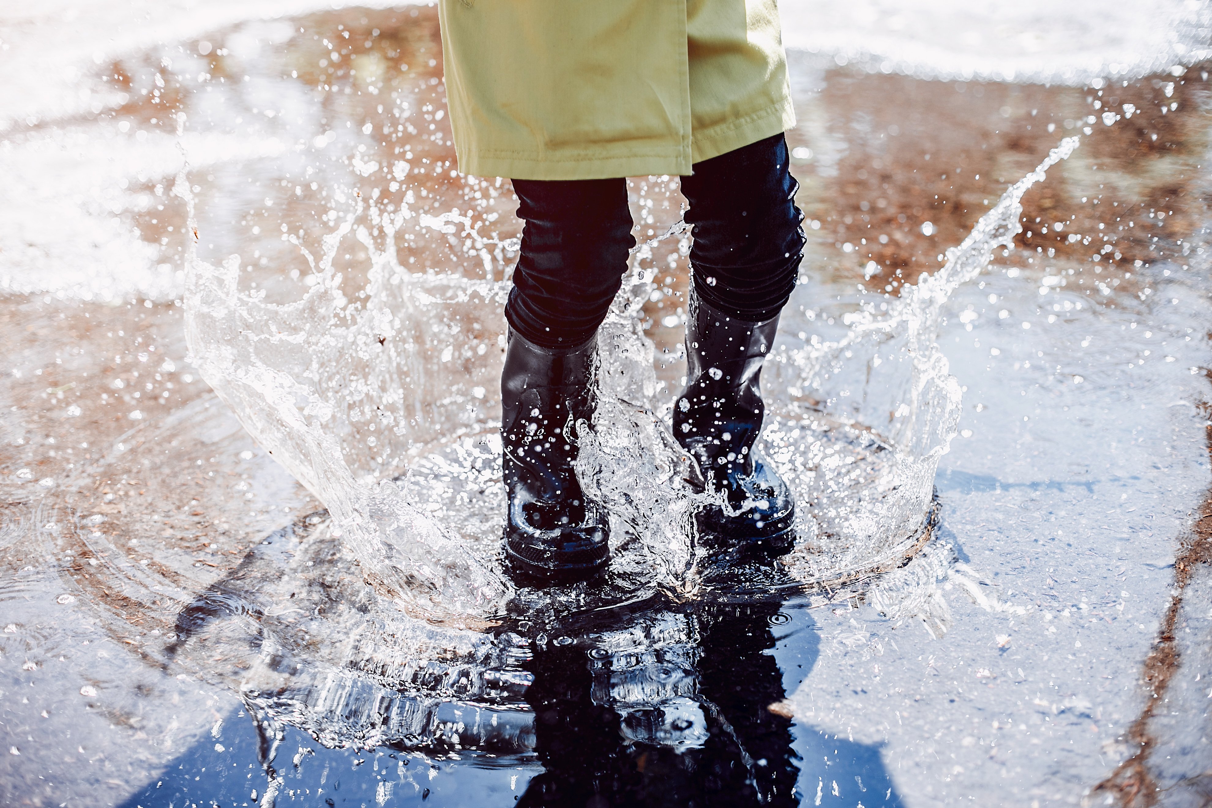 Photo d'un enfant jouant dans la pluie