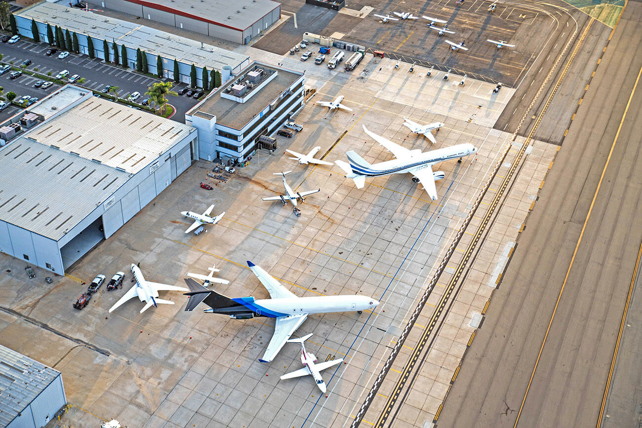 photo aérienne du sol abimé et fissuré dans un aéroport