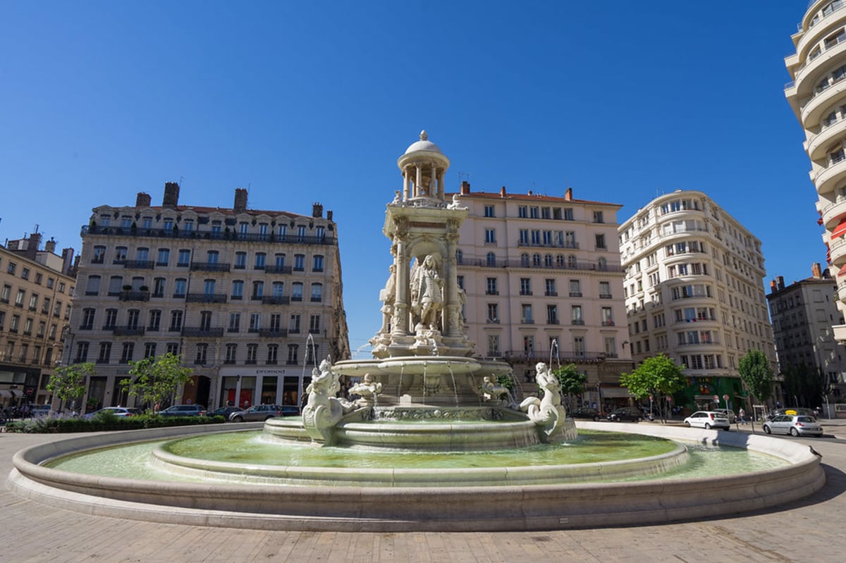 Fontaine des Jacobins au cœur d'un rond-point traitée par injection de résine 