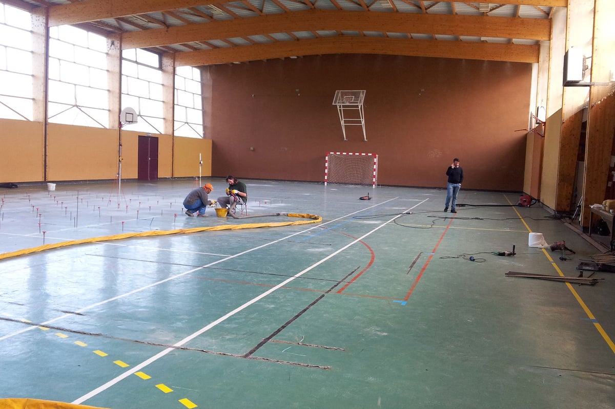 Traitement du sol d'un gymnase d'école par le procédé URETEK