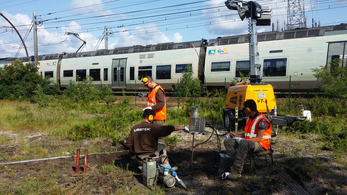 Test pénétrométrique près d'un train