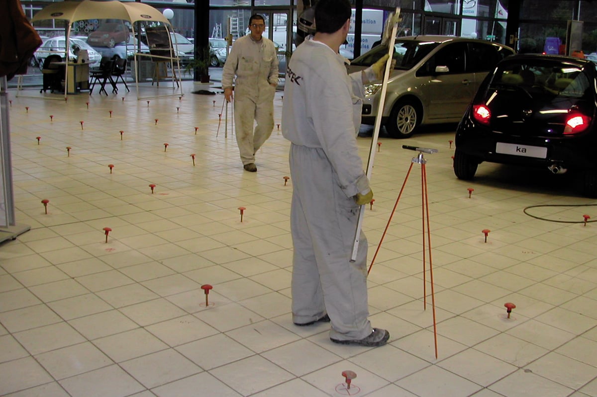 Reprise de dallage par les techniciens URETEK dans une concession automobile 