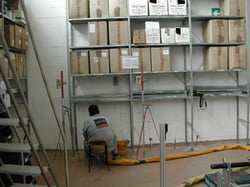 Affaissement visible avec un vide sous plinthe dans une surface commerciale