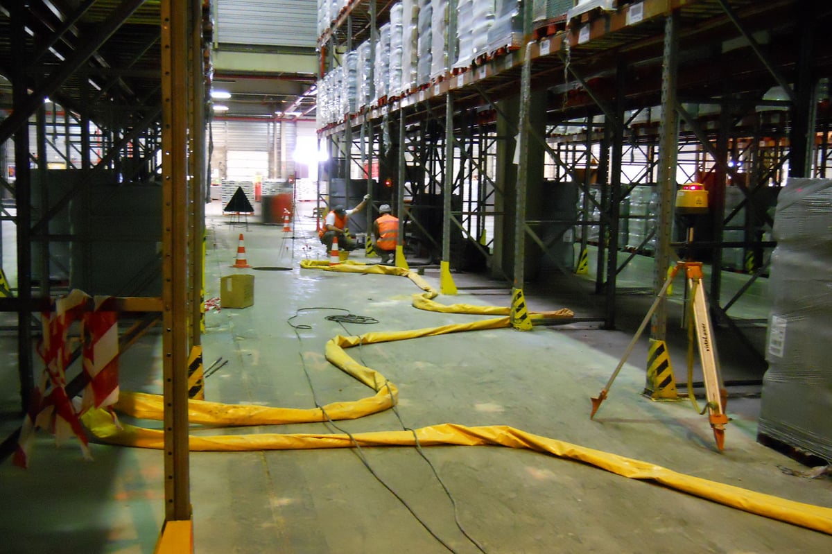 Intervention URETEK au sein d'un entrepôt de stockage sans aucun déménagement des racks 