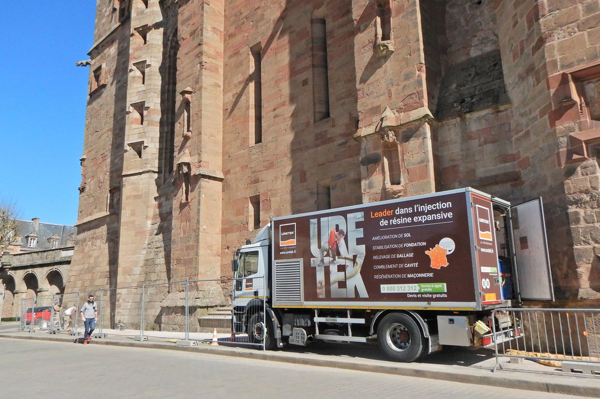 Camion URETEK devant la cathédrale de Rodez lors de sa restauration