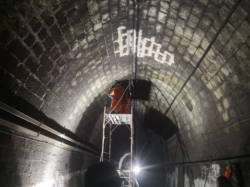 Injection de résine expansive dans un tunnel souterrain en Italie