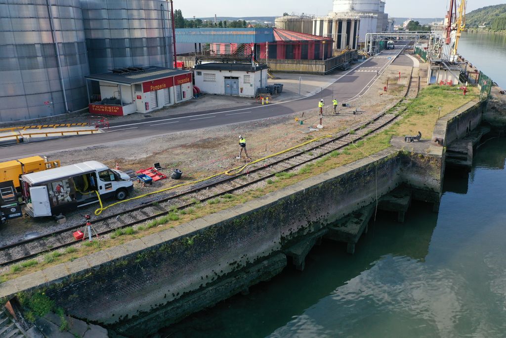 Traitement d'un fontis par les équipes URETEK au port de Rouen