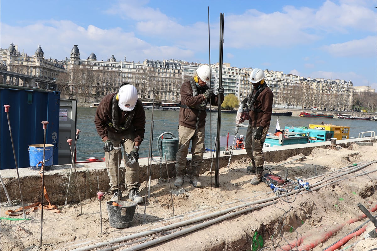 Introduction des tubes d'injections sur l'intervention URETEK au port de Suffren à Paris