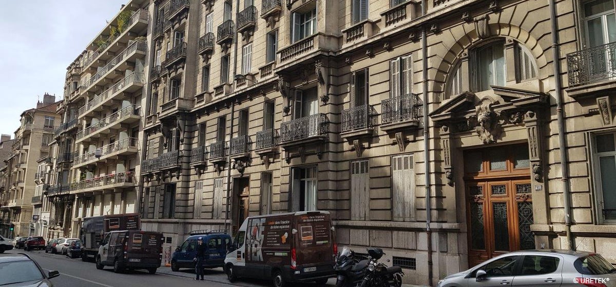 Façade d'un immeuble Haussmannien repris par injection de résine URETEK 