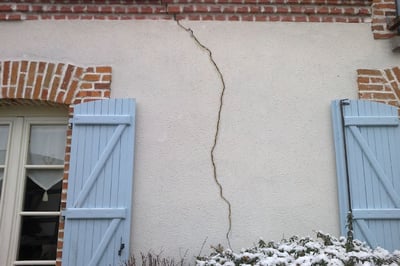 Fissure sur la façade d'une maison sinistrée sécheresse