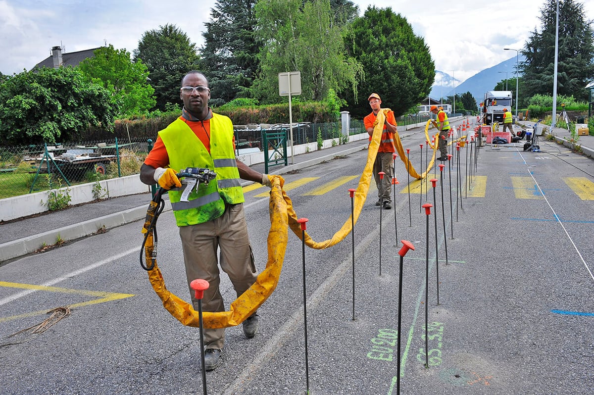 Mise en place des canules d'injection pour stabiliser une route communale à Gilly-sur-Isère