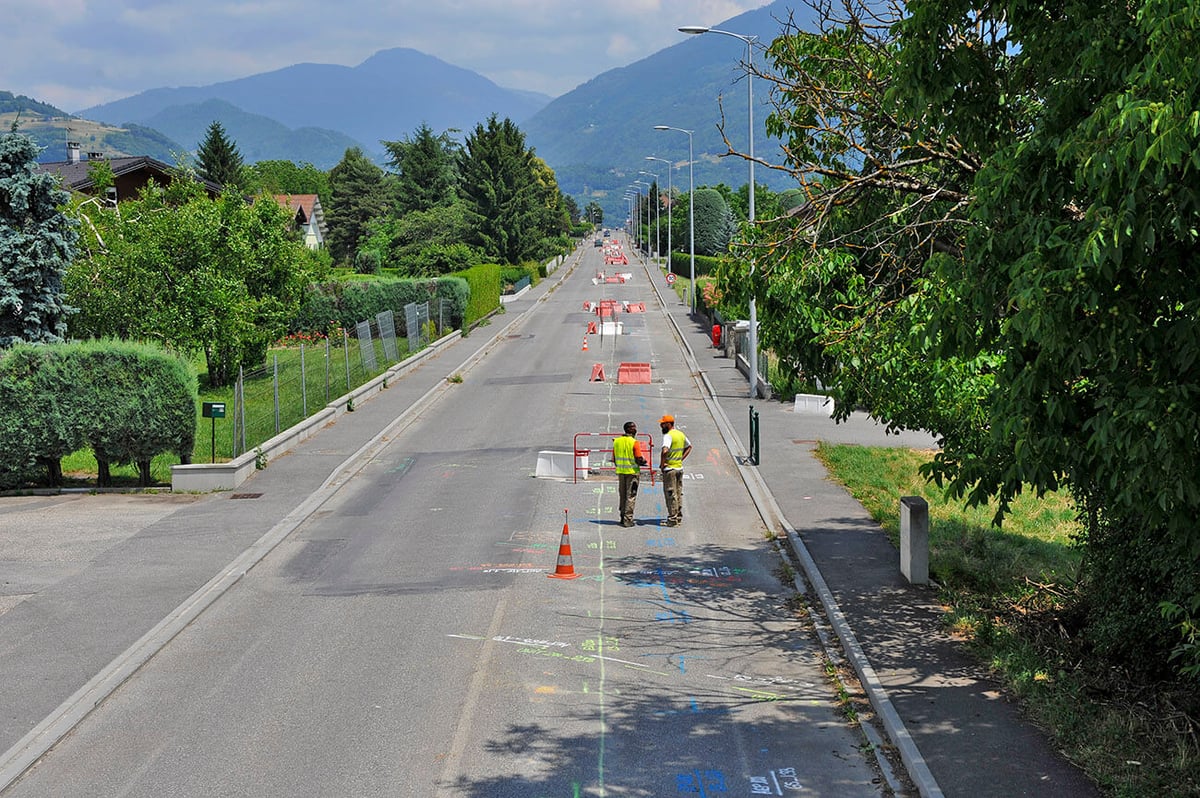 Vue d'ensemble d'une intervention URETEK sur une route en pleine ville