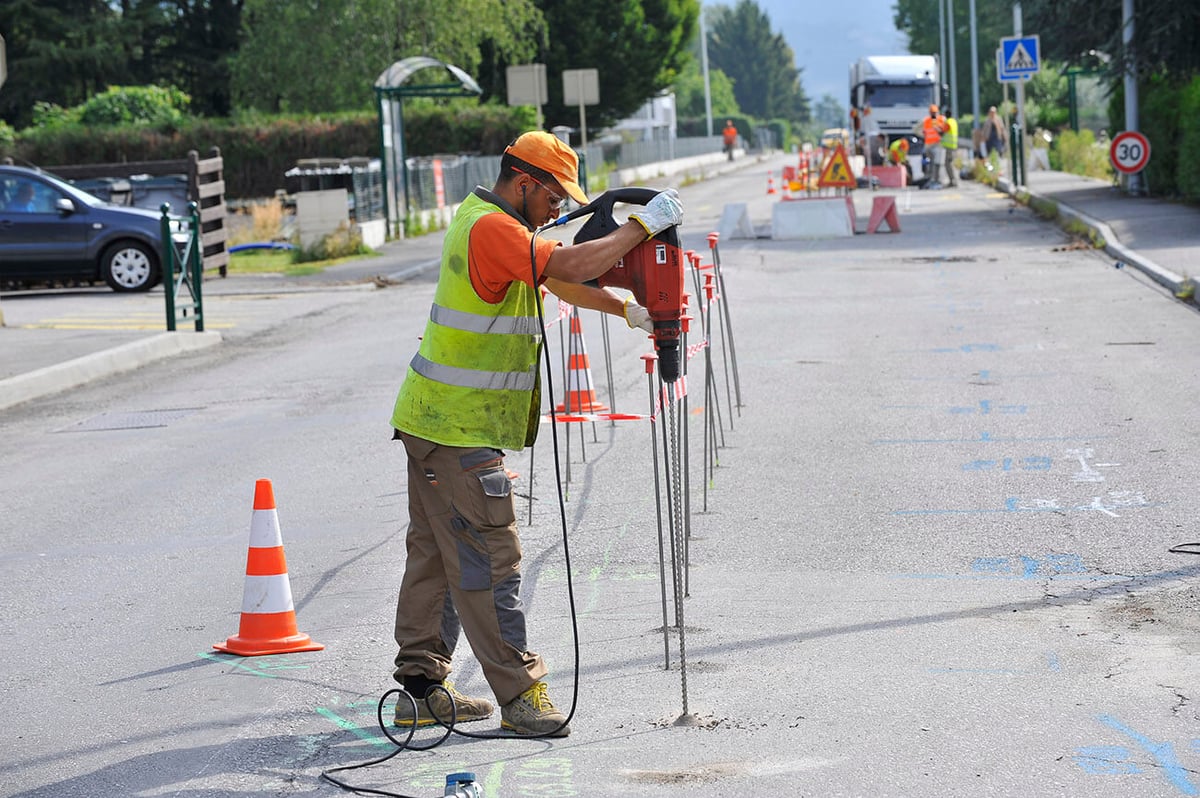 Traitement d'une chaussée de route présentant des fissures et affaissements