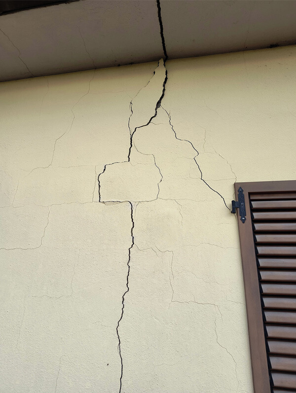 Fissures dans le mur 1