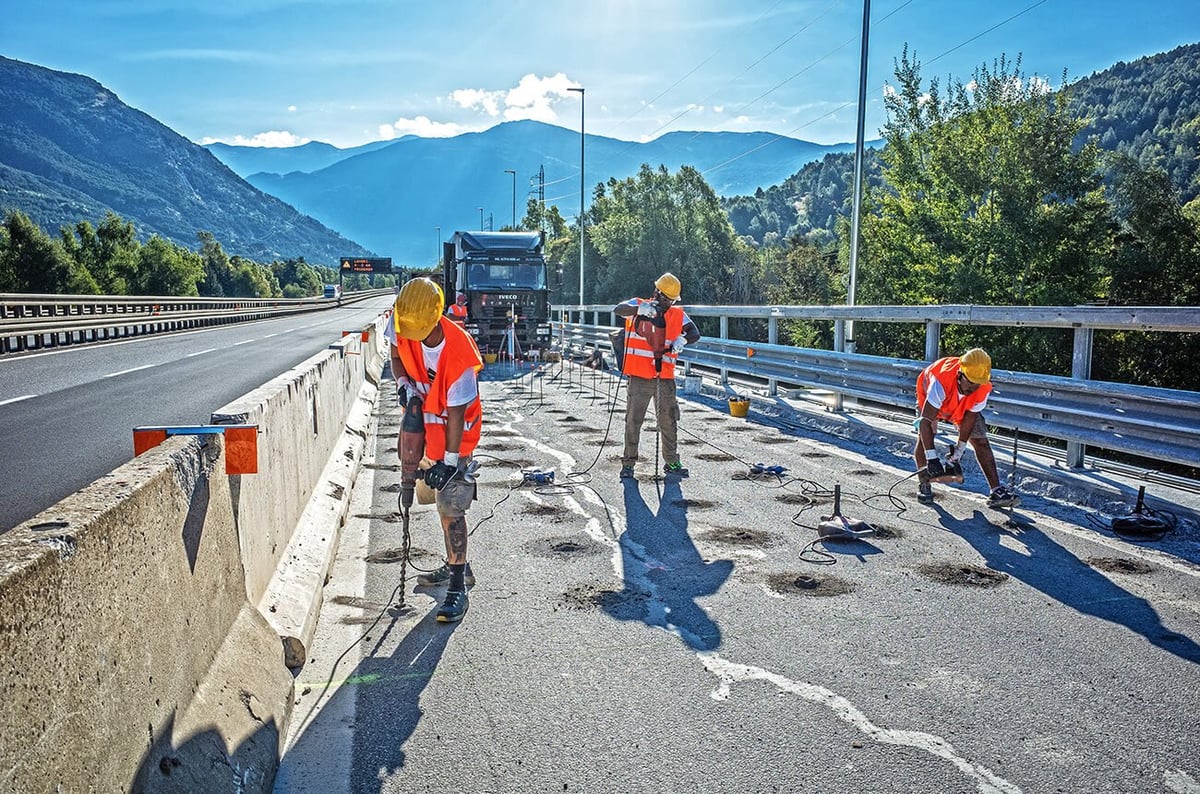 Renforcement de la chaussée d'une autoroute par le biais d'injection de résine URETEK