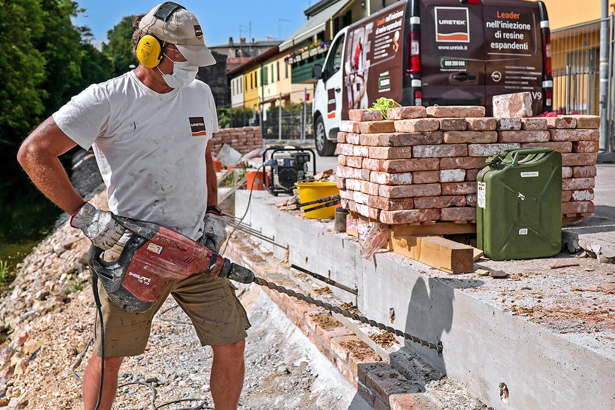 Chantier d'ancrage d'un mur de soutènement le long d'un canal selon la technologie URETEK Microanchors