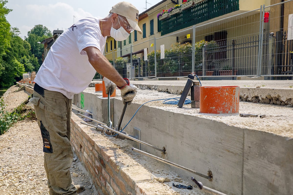 mise en tension des micro-ancrages du mur de soutènement