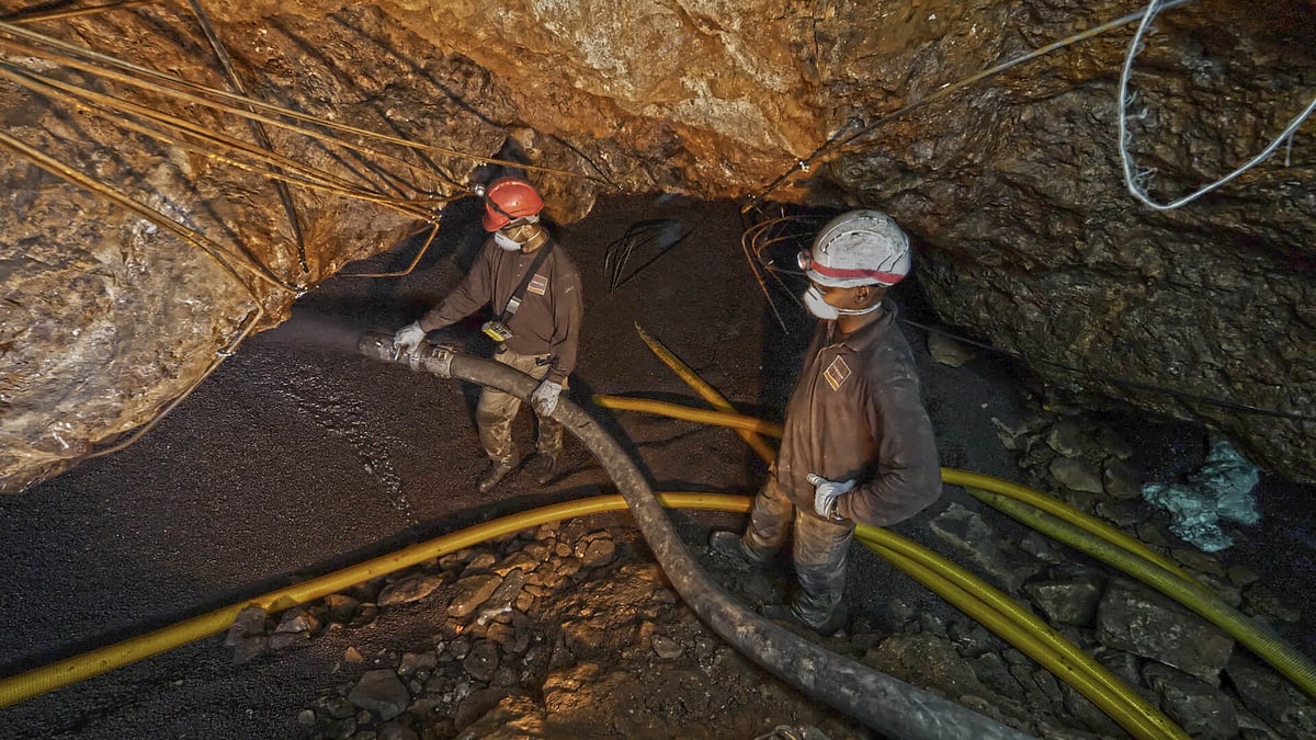 remplissage d'une cavité ou espace souterrain par URETEK