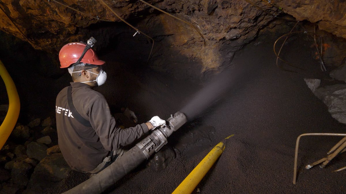 soufflage des billes d'argile remplissage de la cavité souterraine, ici une mine argnetifère