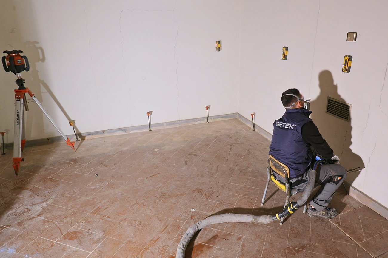 consolidation du sol sous fondation par un technicien uretek