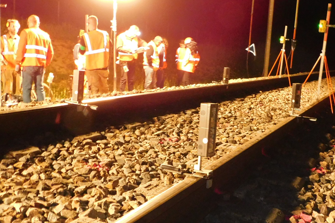 équipe de nuit intervenant sur un chemin de fer