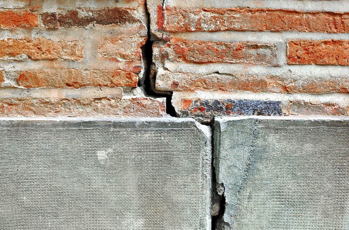 Fissures : défauts structurels du bloc de maçonnerie