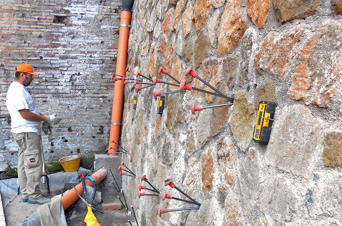 renforcement des liants d'un mur par URETEK