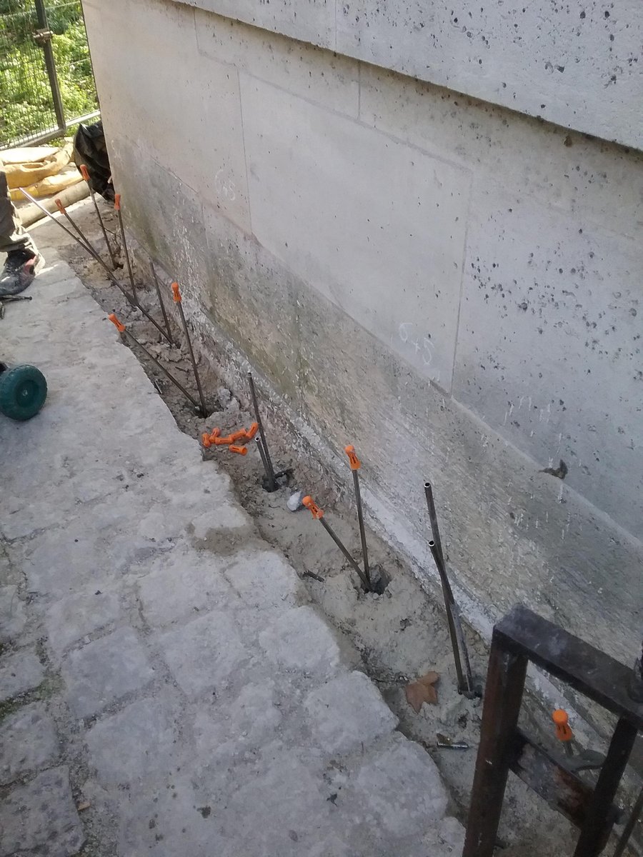 Photos d'un chantier d'injection de résine expansive à paris sur un batiment public