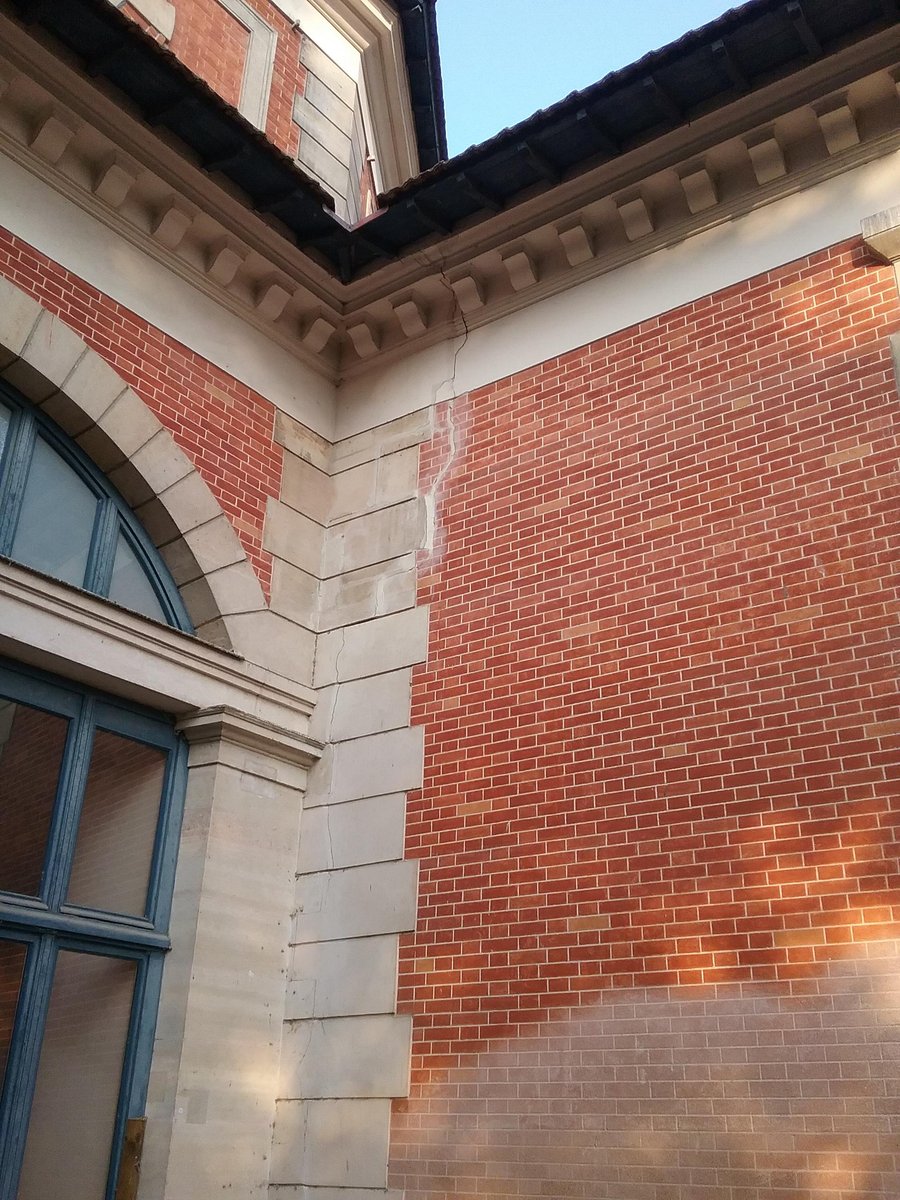 Fissures présente sur le musée d'histoire naturelle à Paris avant consolidation du sol