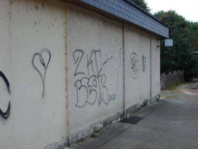 Photo de fissures verticales sur les murs de la gare de messac dans le 35