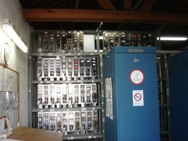 Photo du poste d’aiguillage à relais à commande informatique de la gare de messac