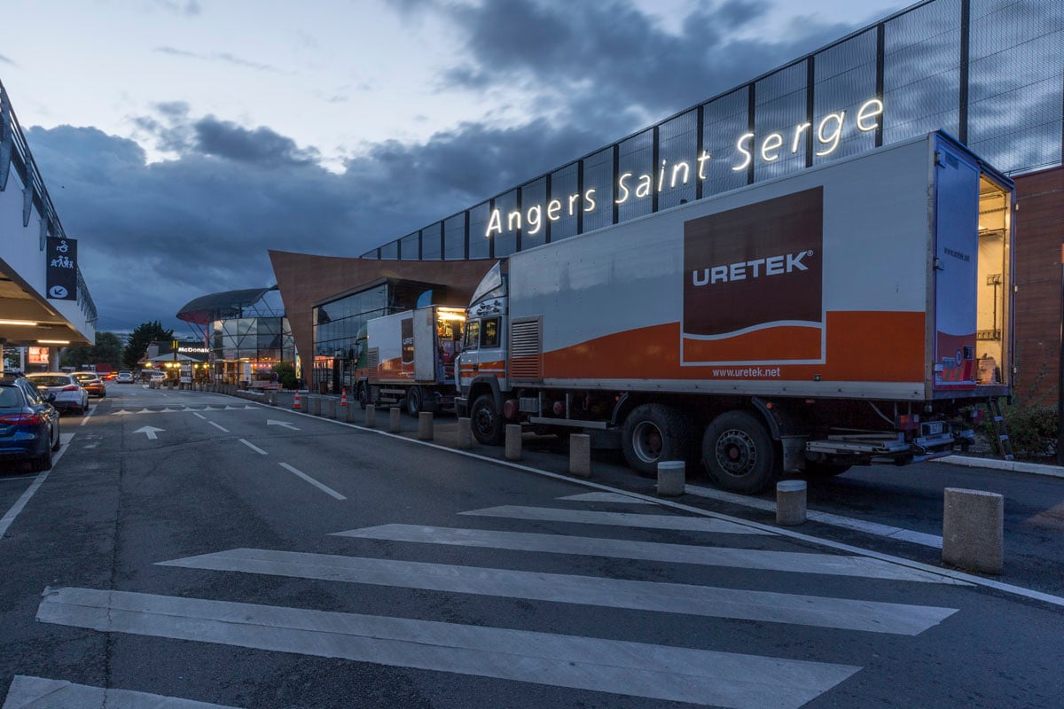 photo d'un camion uretek devant la centre commercial à Angers