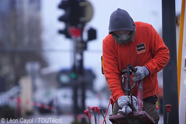 photo d'un technicien uretek réalisant les percements sur le quai de la divette