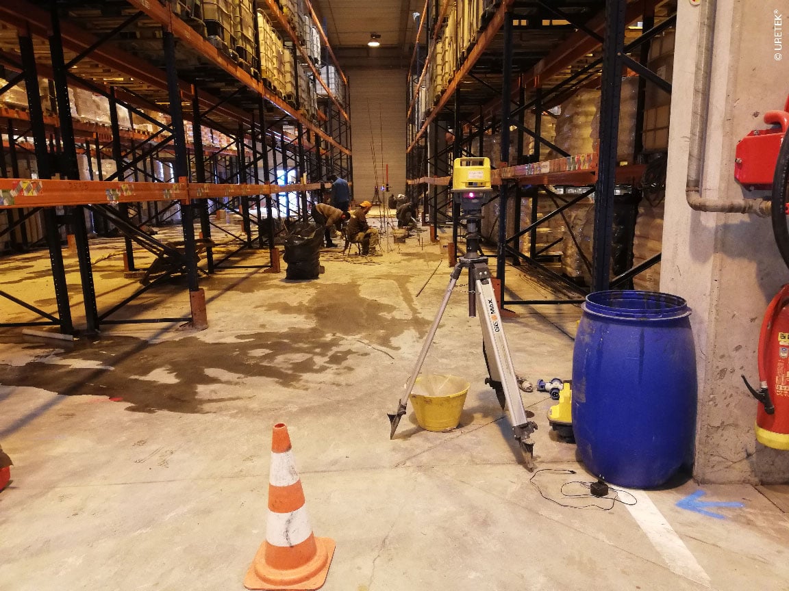 Photo montrant l'intervention d'Uretek dans l'entrepôt d'ABAX Industrie