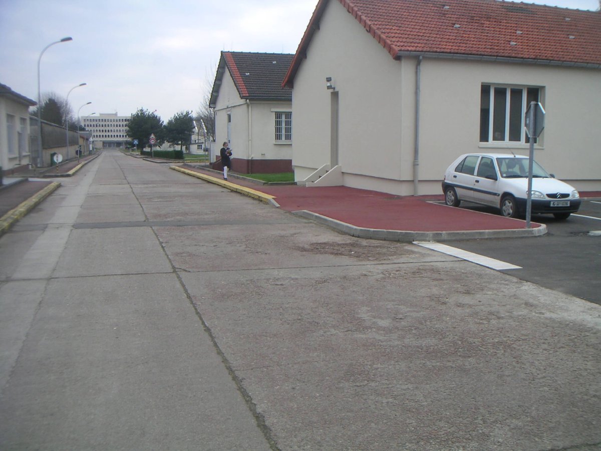 Photo d'un bâtiment du ministère de la défense à Versaille avant l'intervention d'URETEK pour combler un vide sanitaire