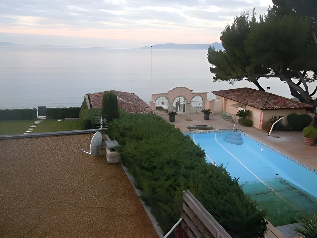 Photo d'un hôtel cinq étoiles situé au bord de le mer Méditerranée à proximité du Lavandou avant l'intervention d'uretek