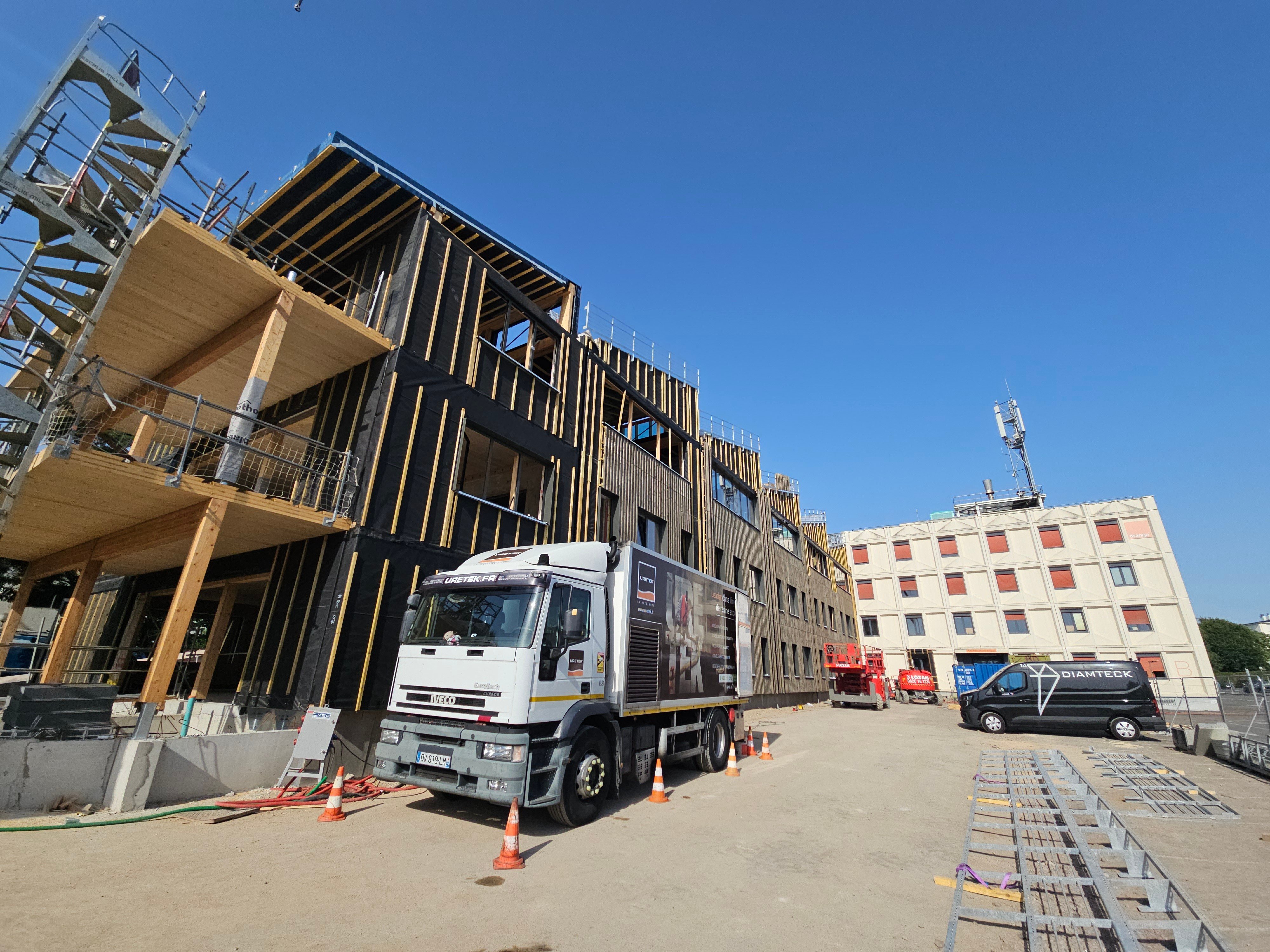 Présence du camion Uretek sur site d'intervention du bâtiment Orange à Caen