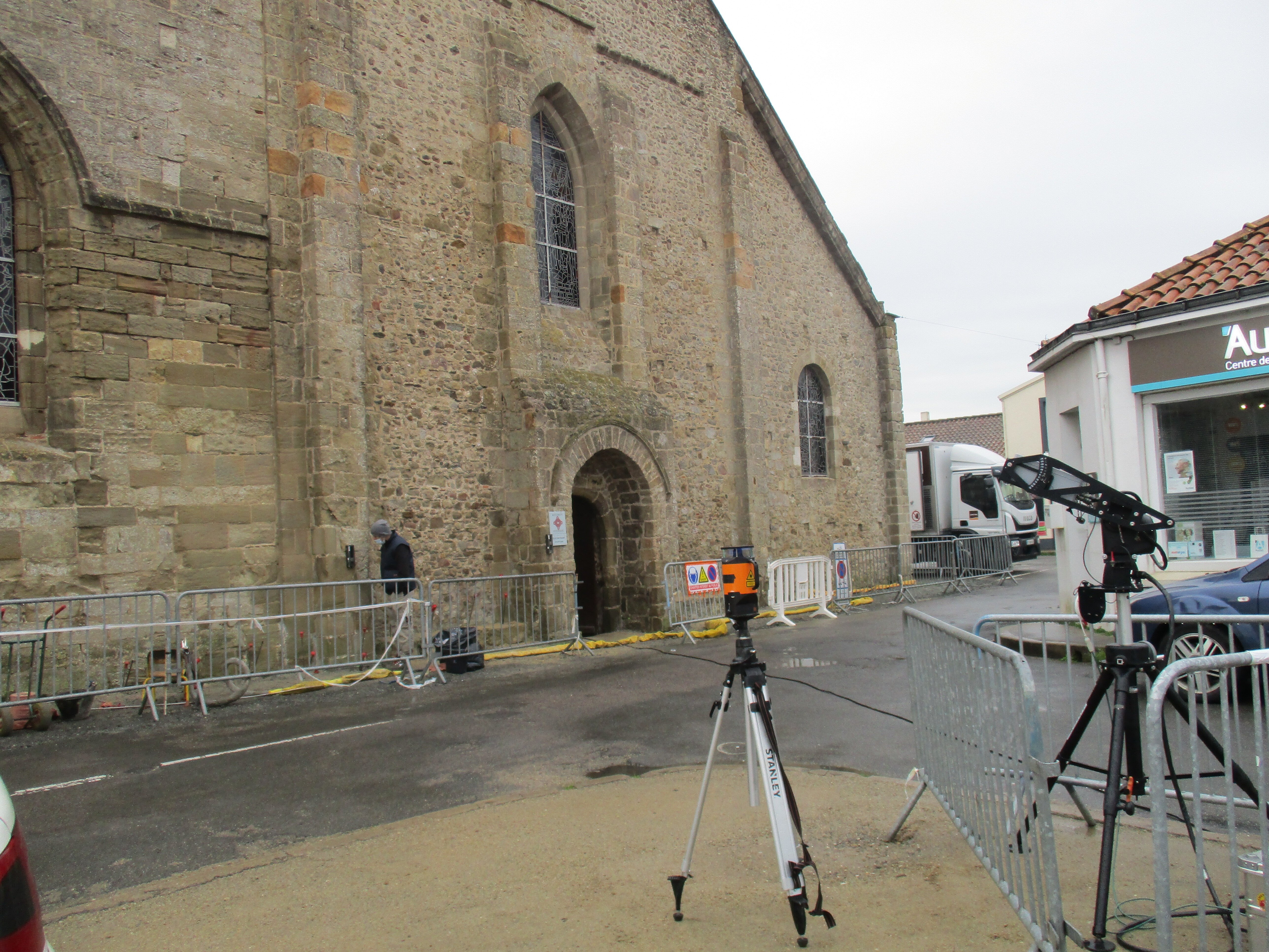 Surveillance radar devant la façade de l'église
