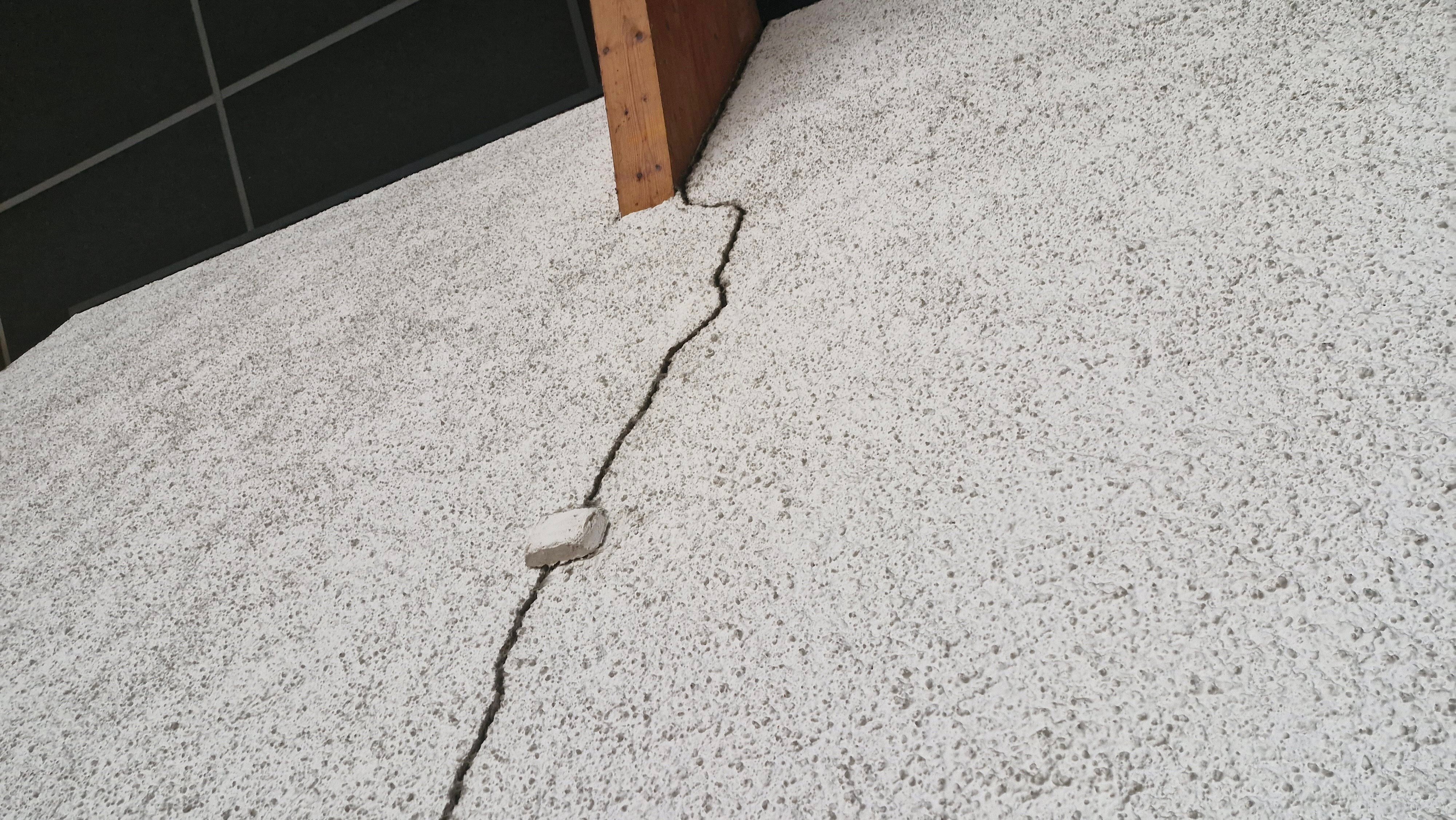 Fissure au mur de la salle Jean Guimier