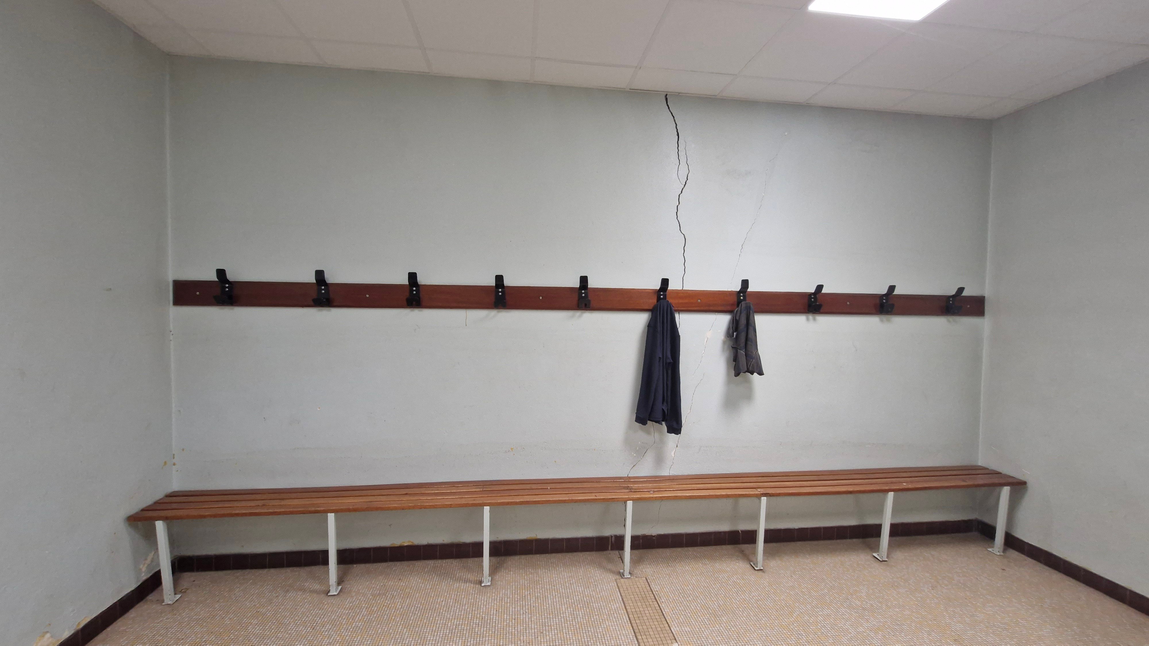 Fissure verticale sur le mur des vestiaires