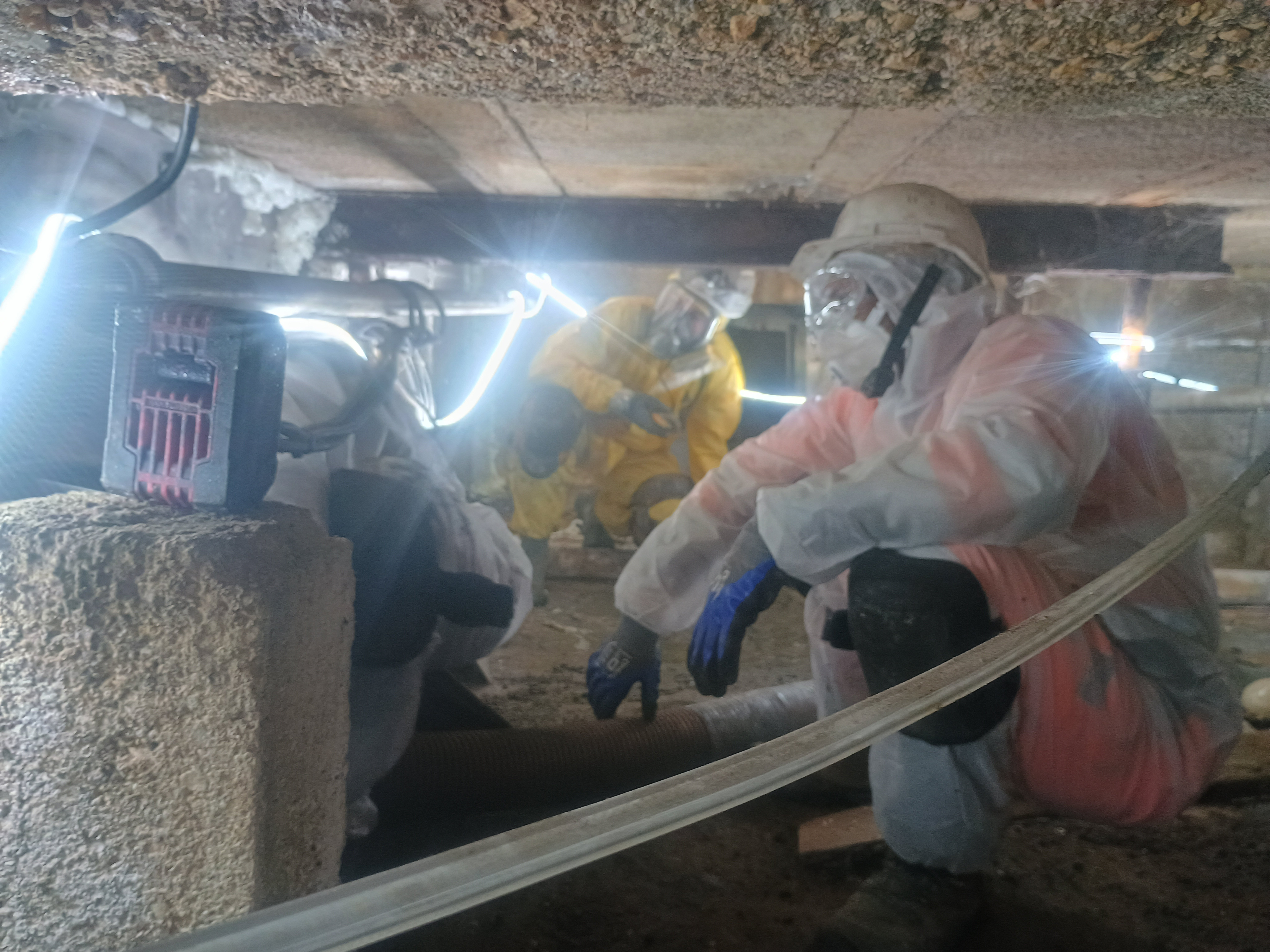 Techniciens Uretek sous le vide sanitaire