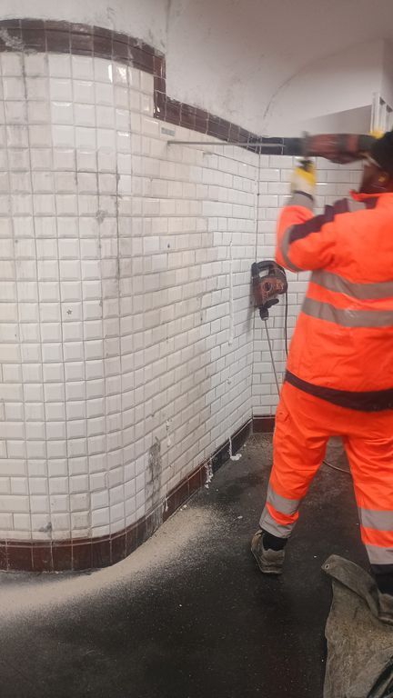 Percement des maçonneries avant l'intervention de régénération des liants et imperméabilisation du mur