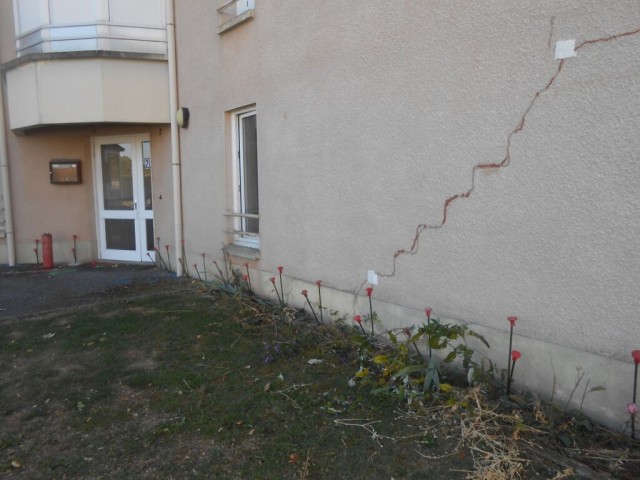 Photo d'une fissure en escalier sur la façade d'une gendarmerie