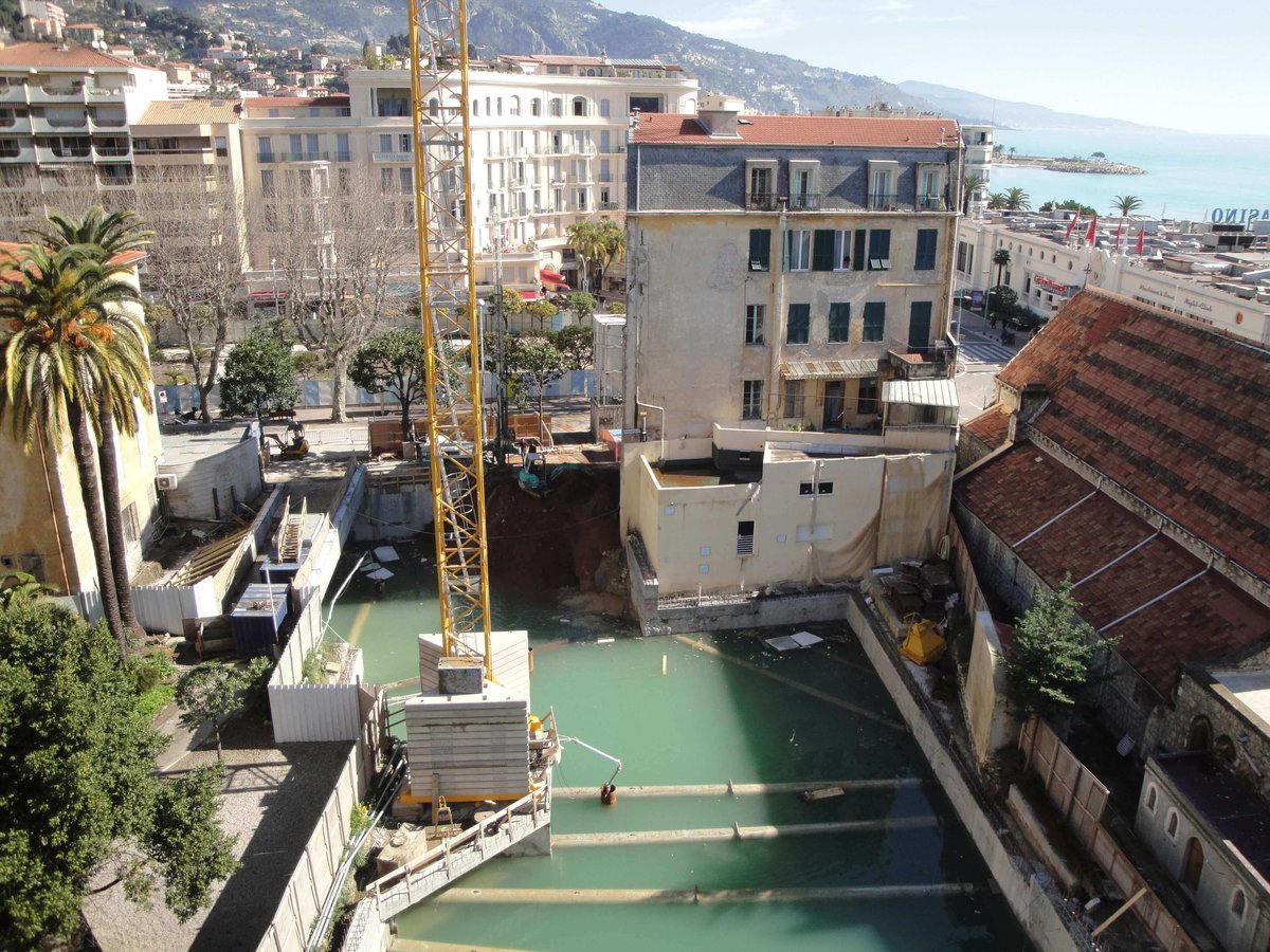 Photo d'un immeuble en état de péril fissuré