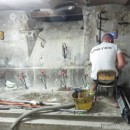 Photo de l'injection de résine par un technicien uretek